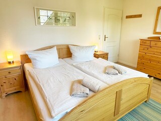 Schlafzimmer mit Doppelbett und Kleiderschrank