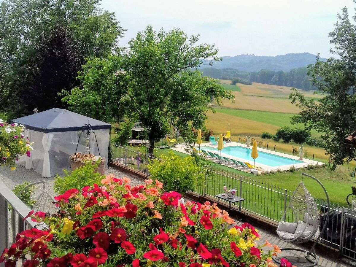 Blick vom Balkon auf Innenhof und Garten