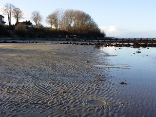 Niedrigwasser am STrand am Haus