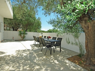 Die Terrasse mit Sitzplatz für 8 Personen