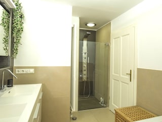 Großes Bad mit Badewanne und Regendusche