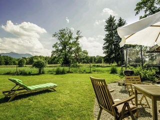 Großer Garten mit Bergblick