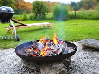 Feuerschale und Grill im Garten