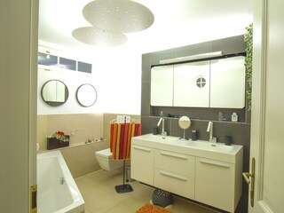 Großes Bad mit Doppelbadewanne