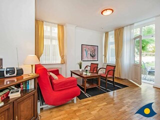 Wohnzimmer mit Zugang zur Terrasse