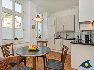 Küchenbereich mit Esstisch