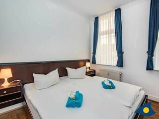 Schlafzimmer mit Doppelbett