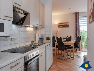 Küchenzeile mit Essbereich und Zugang zur Terrasse