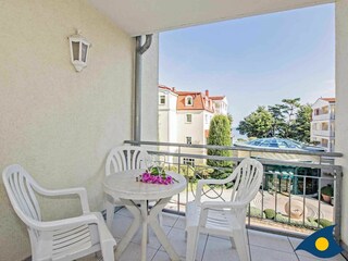 Balkon mit Sitzmöglichkeiten und Meerblick