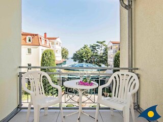 Balkon mit Sitzmöglichkeiten und Meerblick