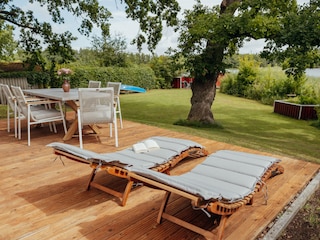 Sonnenliegen mit Seeblick