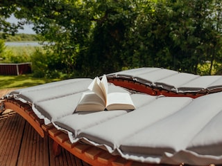 Sonnenliegen mit Seeblick