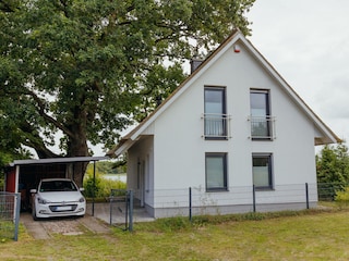 Ansicht vom Weg, Carport