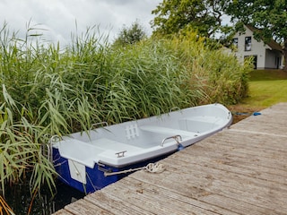 Ruderboot mit Angelhaltern und Anker