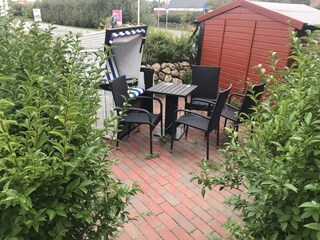 Außenansicht mit kleiner Terrasse