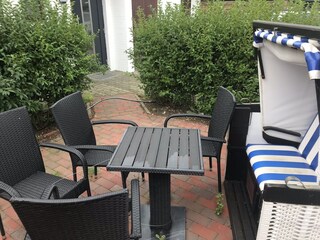Außenansicht mit kleiner Terrasse