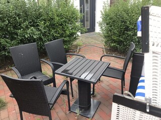Außenansicht mit kleiner Terrasse