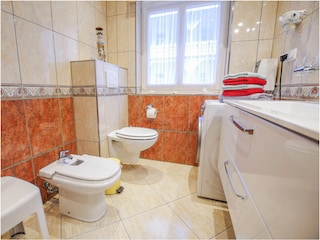 Bad mit Bidet, Fenster und grossem Waschtisch