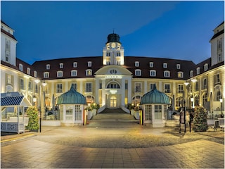 beleuchtetes Kurhaus Binz bei Nacht