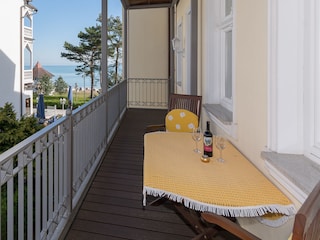 11m langer Balkon mit Zugang zum Wohn- und Schlafzimmer