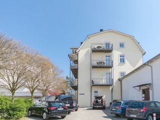 Landansicht mit Stellflächen & Balkon