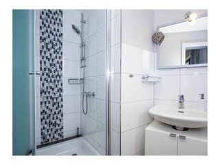 Modernes Bad mit Dusche