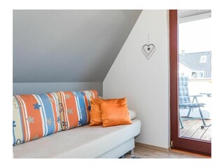 Wohnzimmer mit Zugang zum Balkon