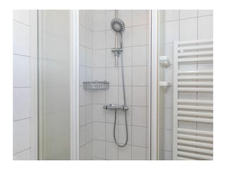 Modernes Bad mit Dusche