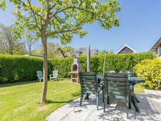 Der sonnige Garten mit Terrasse und Liegen