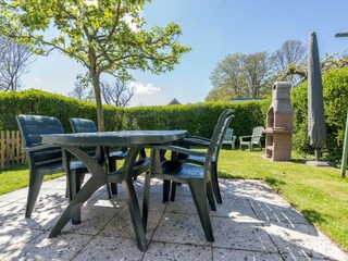 Sonnige Garten mit Terrasse