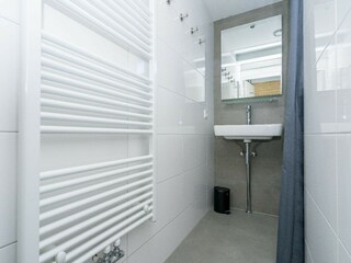 Das neue Badezimmer mit Dusche und Badmöbel