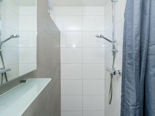 Das neue Badezimmer mit Dusche und Badmöbel