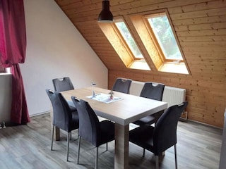 Lichtdurchfluteter Essbereich