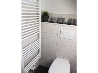 Tageslichtbad mit Dusche, WC, Waschbecken, Fön...