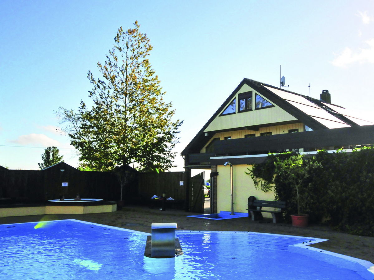 Apartment at the swimming pool