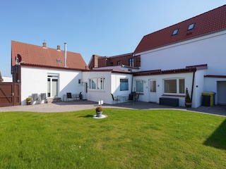 Aussenansicht mit großem Garten umzäunt