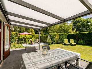 Die sonnige Ùberdachte Terrasse