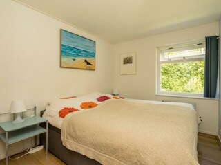Schlafzimmer 1 mit Doppelboxspringbetten