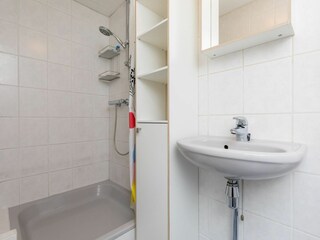 Badezimmer mit Dusche, Waschbecken und Toilette