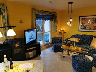 Wohnz. mit Fernseher und Schreibtisch