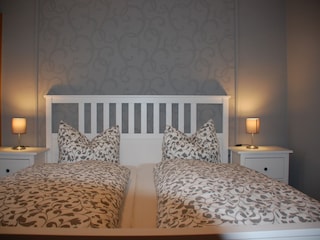 Schlafzimmer mit Doppelbett