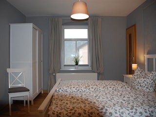 Schlafzimmer mit Doppelbett