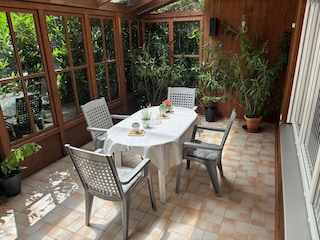 Überdachter Essplatz im Sommergarten