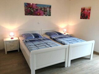 Schlafzimmer mit Einzelbetten im EG