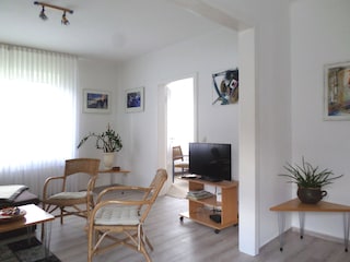 Wohnbereich mit Blick ins Schlafzimmer