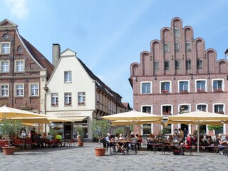 Marktplatz mit Außengastronomie
