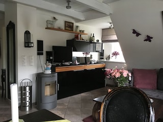 Wohnbereich mit Entertainment-System und Kamin