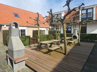 Gemeinsame Terrasse mit Grillmöglichkeit.