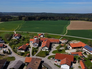 Luftaufnahme mit dem Gästehaus im Zentrum