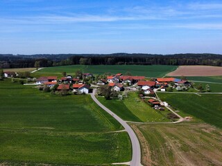 Luftaufnahme der Ortschaft mitten im Grünen